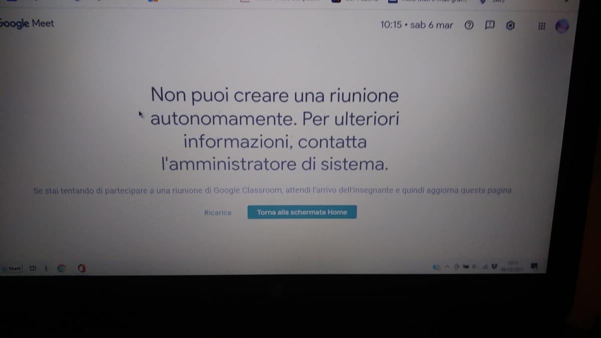 Eh niente la prof di francese è in ritardo di un quarto d'ora, vabbè meglio per noi