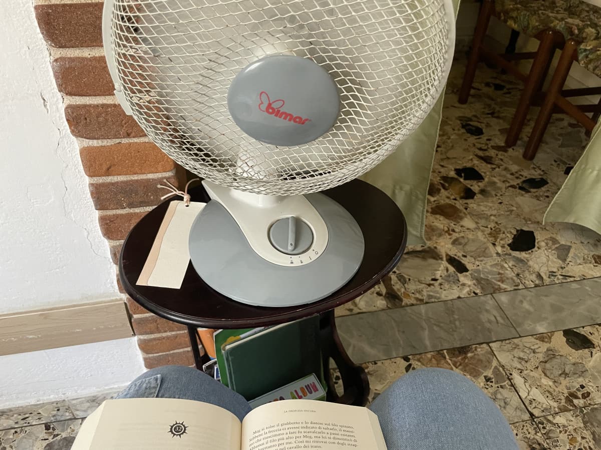 X: Come fai a leggere d’estate? Io non riuscirei a concentrarmi con sto caldo. X fidati che se vuoi leggere un modo lo trovi, anche se mettersi difronte a un ventilatore puntato fisso sopra mi uccide gli occhi. Nella foto palesemente il pavimento di casa d