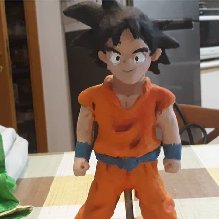 Un mio amico ha fatto questa scultura di Goku in plastilina penso ed è davvero figo