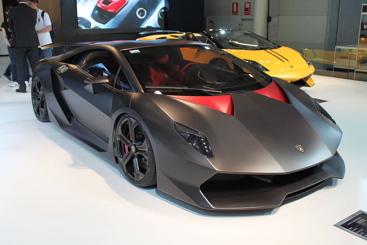 Completamente in carbonio a vista, 570CV per soli 999Kg a vuoto. Lamborghini Sesto Elemento 