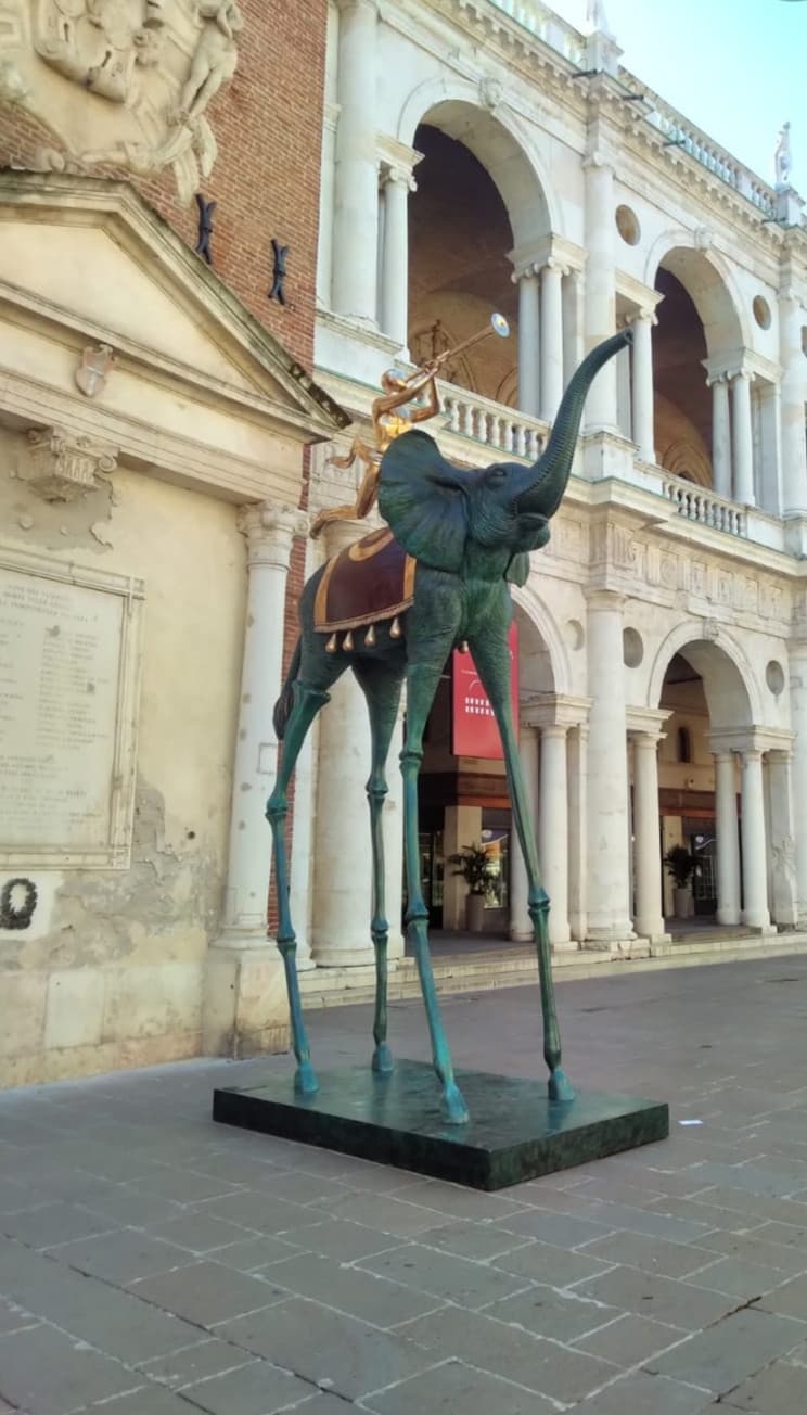 ci sarò passata davanti una ventina di volte e ancora me ne stupisco...