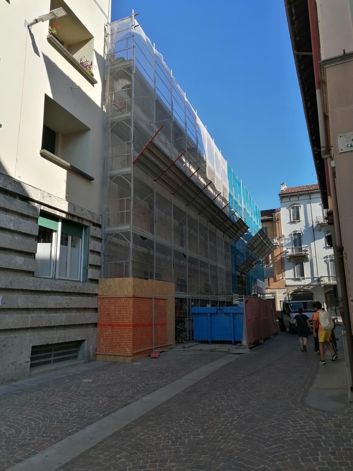 Cinque ottime ragioni per cui un gruppo di vecchi dovrebbe sessualizzare una quindicenne. Descrizione