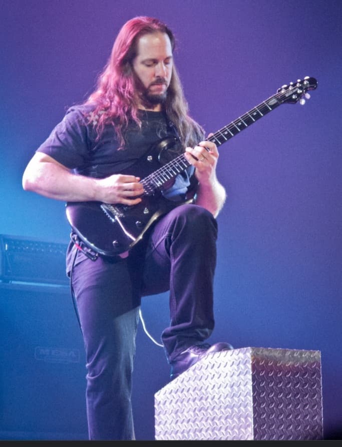 Buon compleanno John Petrucci (55 anni)