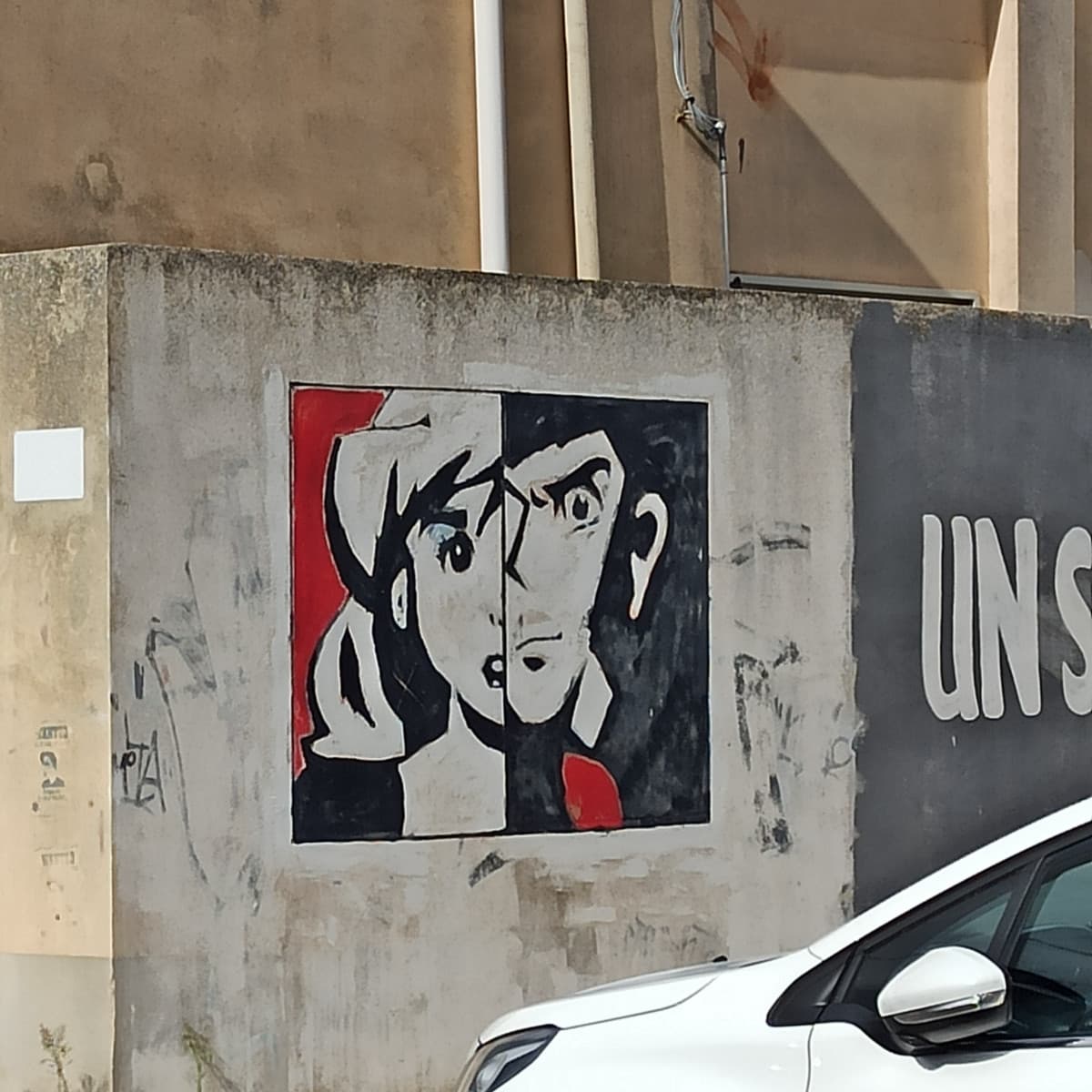 Oggi sono andato in una ferramenta in un quartiere in cui di solito non giro mai e mi sono imbattuto in questo murales di Lupin e Fujiko