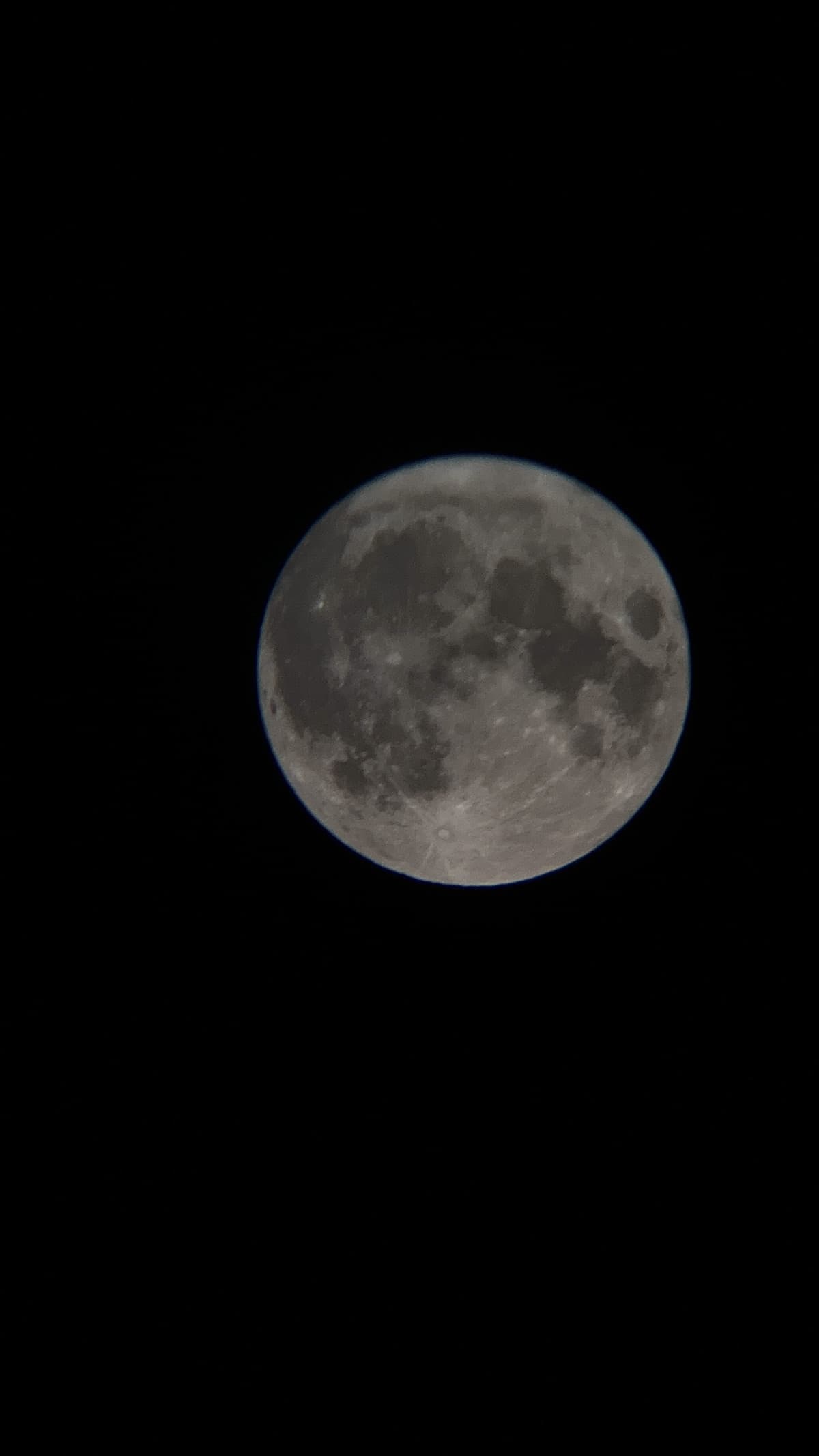 Ultimamente si vedono di nuovo le stelle in cielo. Era un po’ che non accadeva e mi è tornata in mente questa foto della luna che avevo fatto mesi fa