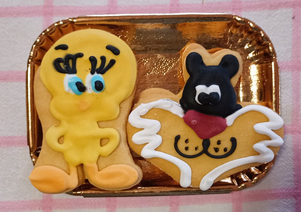 Mia madre è appena tornata a casa da lavoro e prima di arrivare a casa si è fermata in pasticceria e mi ha preso questi biscotti 🥰. 