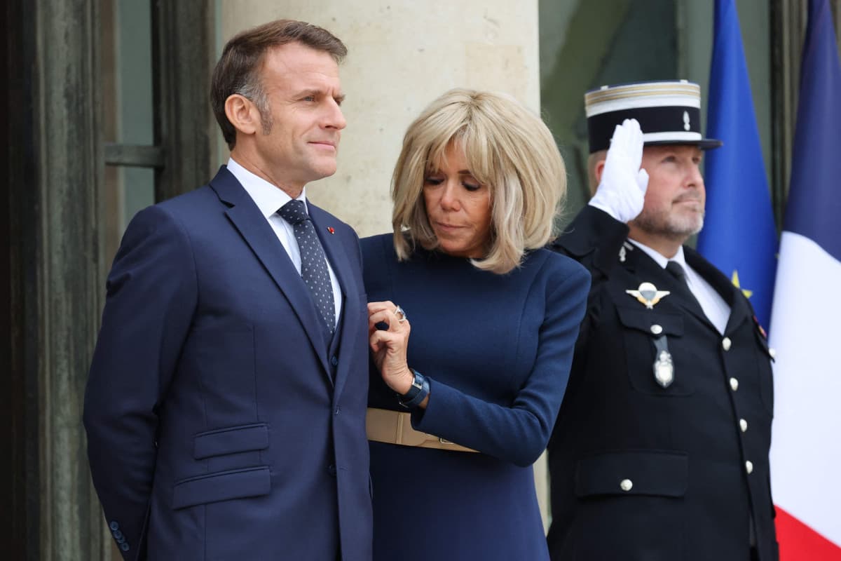 Quindi Macron ha sposato la sua insegnante di liceo con la quale sta da quando aveva 15 anni e lei 40