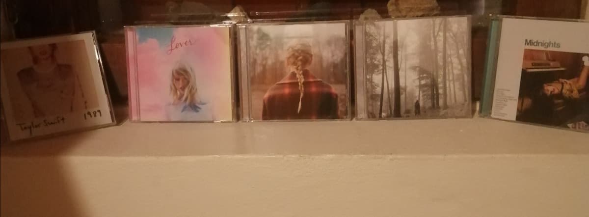 Io *parto per 4 giorni*
La mia mente malata da swiftie: "ma si, portiamo tutti i dischi che abbiamo... E anche i poster... E le riviste..." 