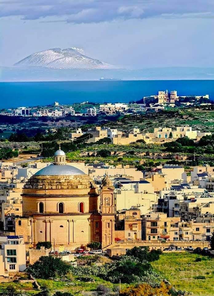 l'Etna vista da Malta con l'ausilio di un teleobiettivo 