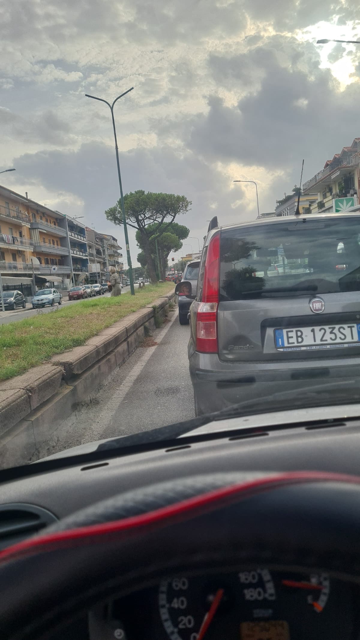 Ma è mai possibile tutto sto traffico e chitebbiv