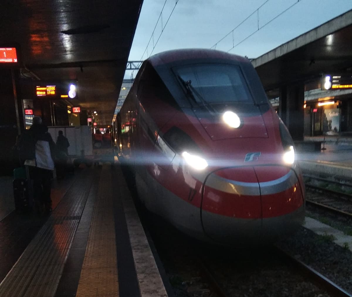 (pensieri di ieri sera) Sono in treno, di ritorno da Roma, seduto su una magnifica poltrona di executive, con una hostess che serve a me e altri nove