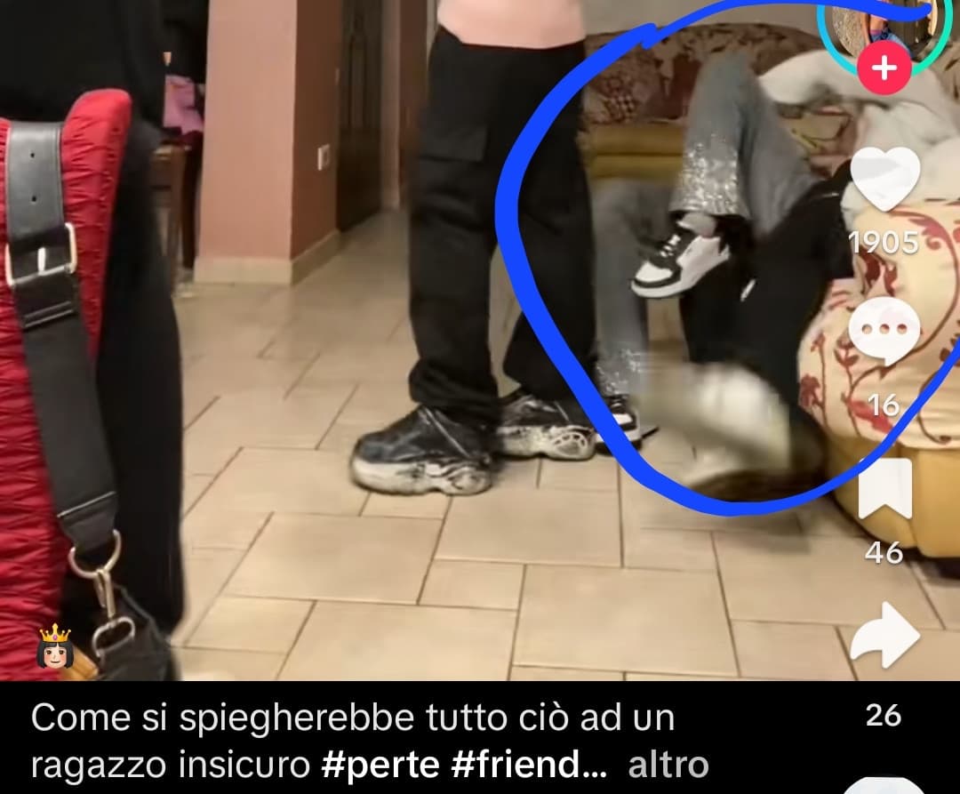 Non si capisce benissimo dal frame, ma nel video lui prende la gamba di lei, avvicinandosela, fino a portarla del tutto verso di lui