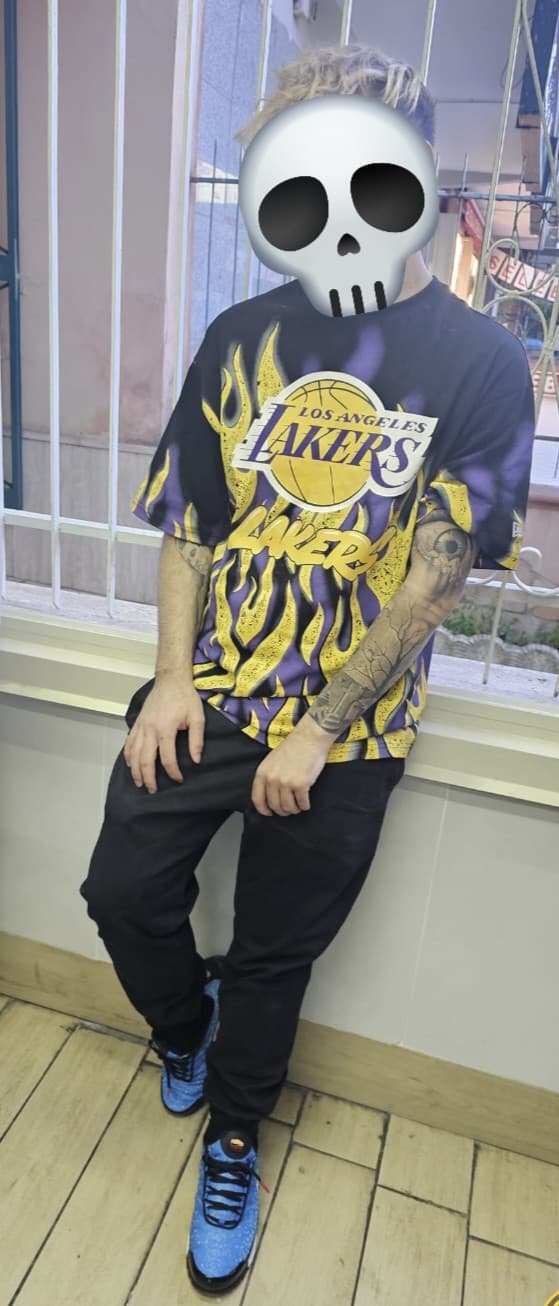 Anogirl, mi sposi? In cambio ti do sta maglia dei lakers