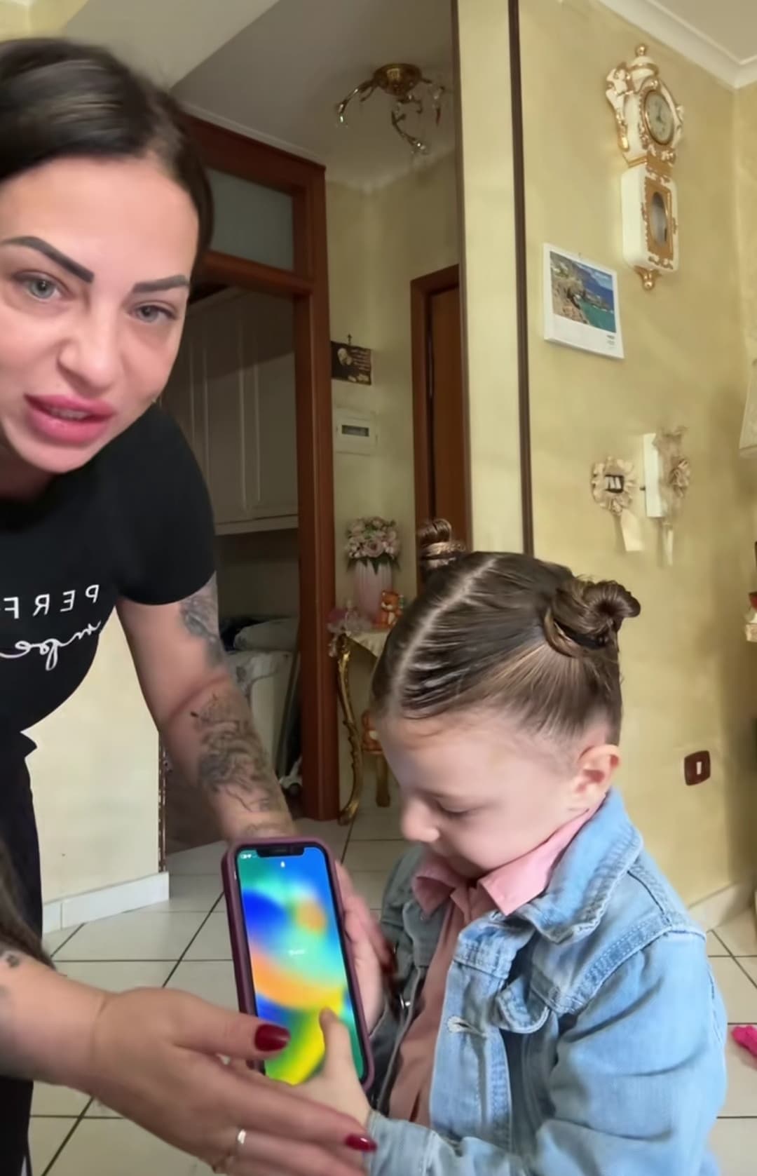 Ma vi pare che questa per i 4 anni della figlia, QUATTRO, le regala un iPhone?! Anche basta pensare che un cellulare possa sostituire un genitore 