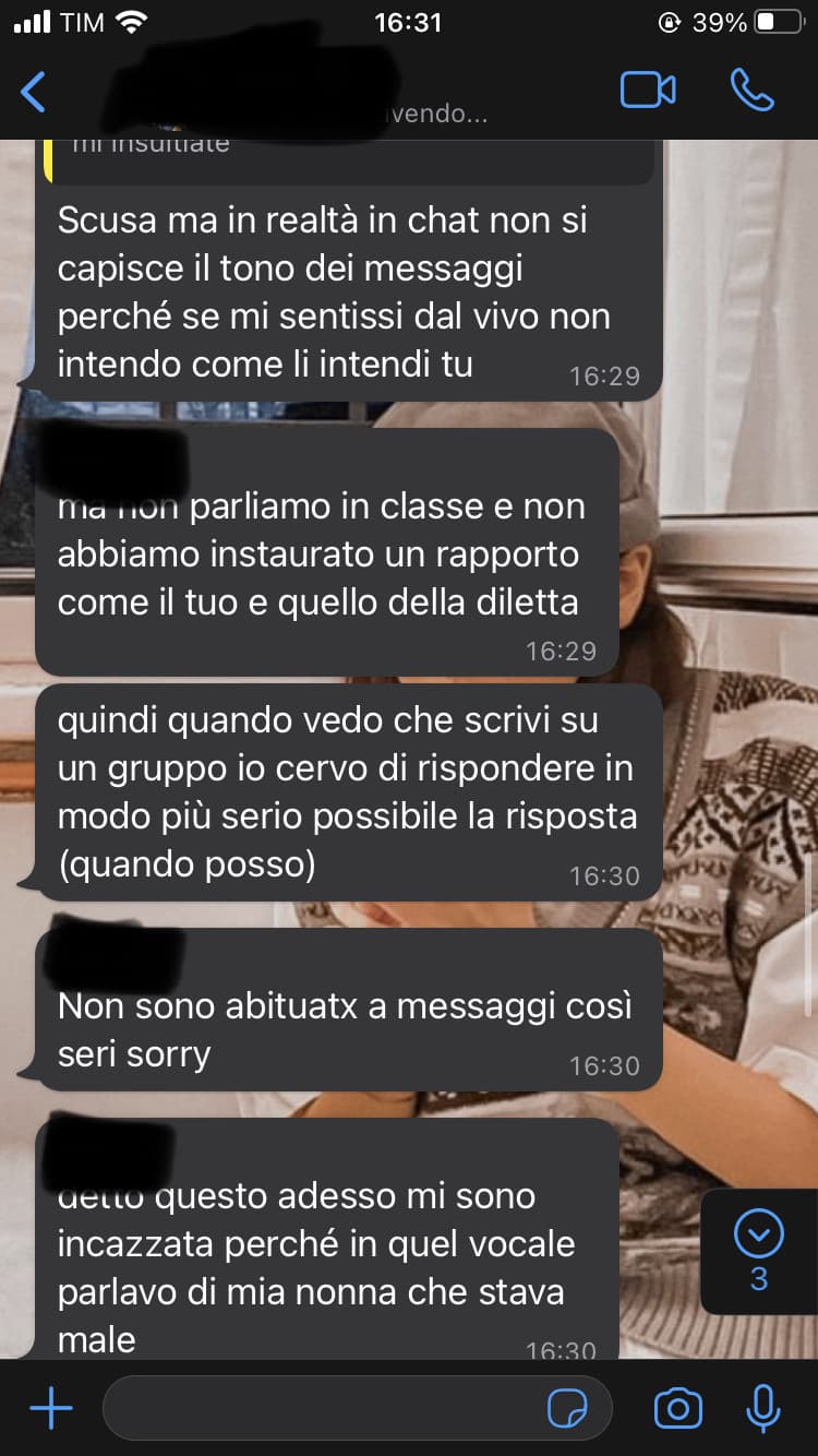 Madonna che cosa patetica che sono le discussioni fra le ragazze della classe. Il tutto fa solo ridere.