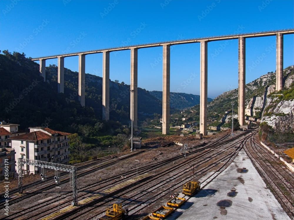 Pochi sanno che in Sicilia sorgono, a pochi km di distanza, due dei ponti più alti d'Italia e, per un periodo, d'Europa: Guerrieri e Irminio 