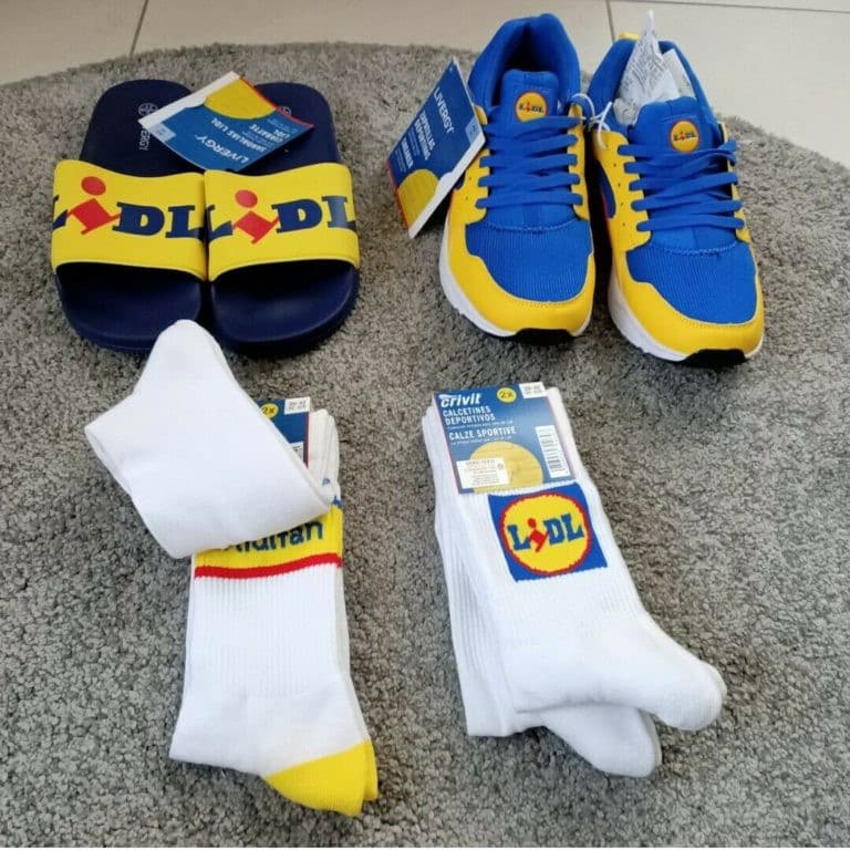 Noi ridiamo e scherziamo ma mio fratello ha realmente acquistato queste scarpe