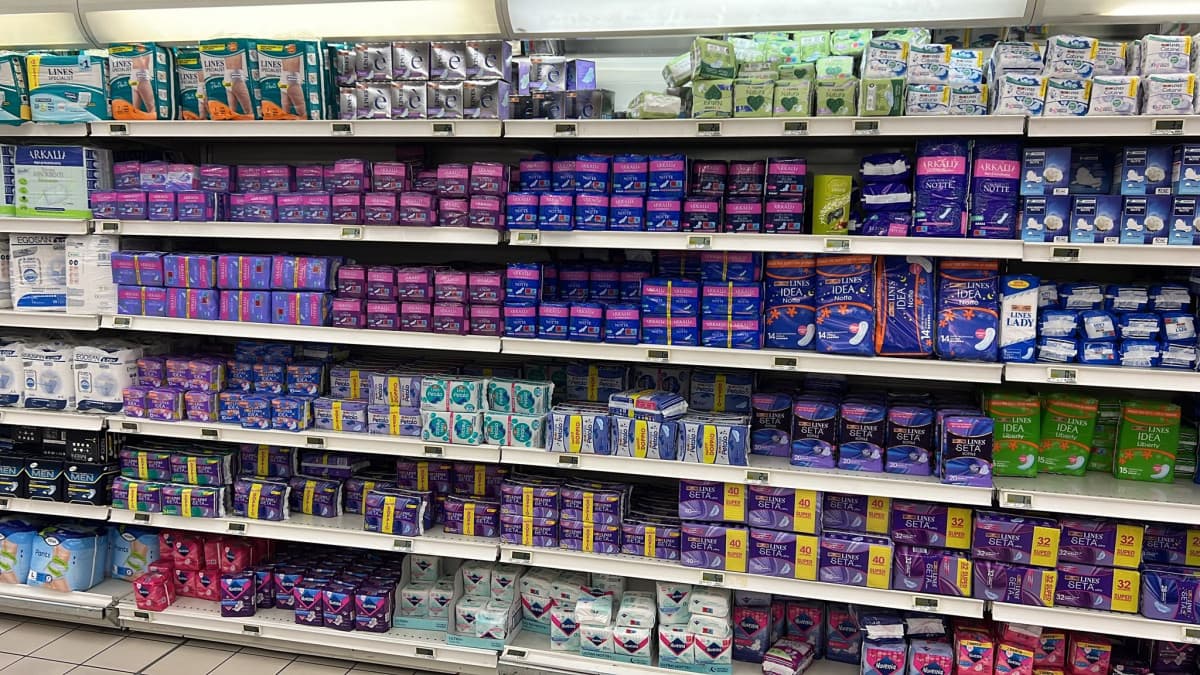 Ogni ragazza quando manda un uomo a comprarle gli assorbenti. 
“Mandami la foto di tutti che ti indico quali”