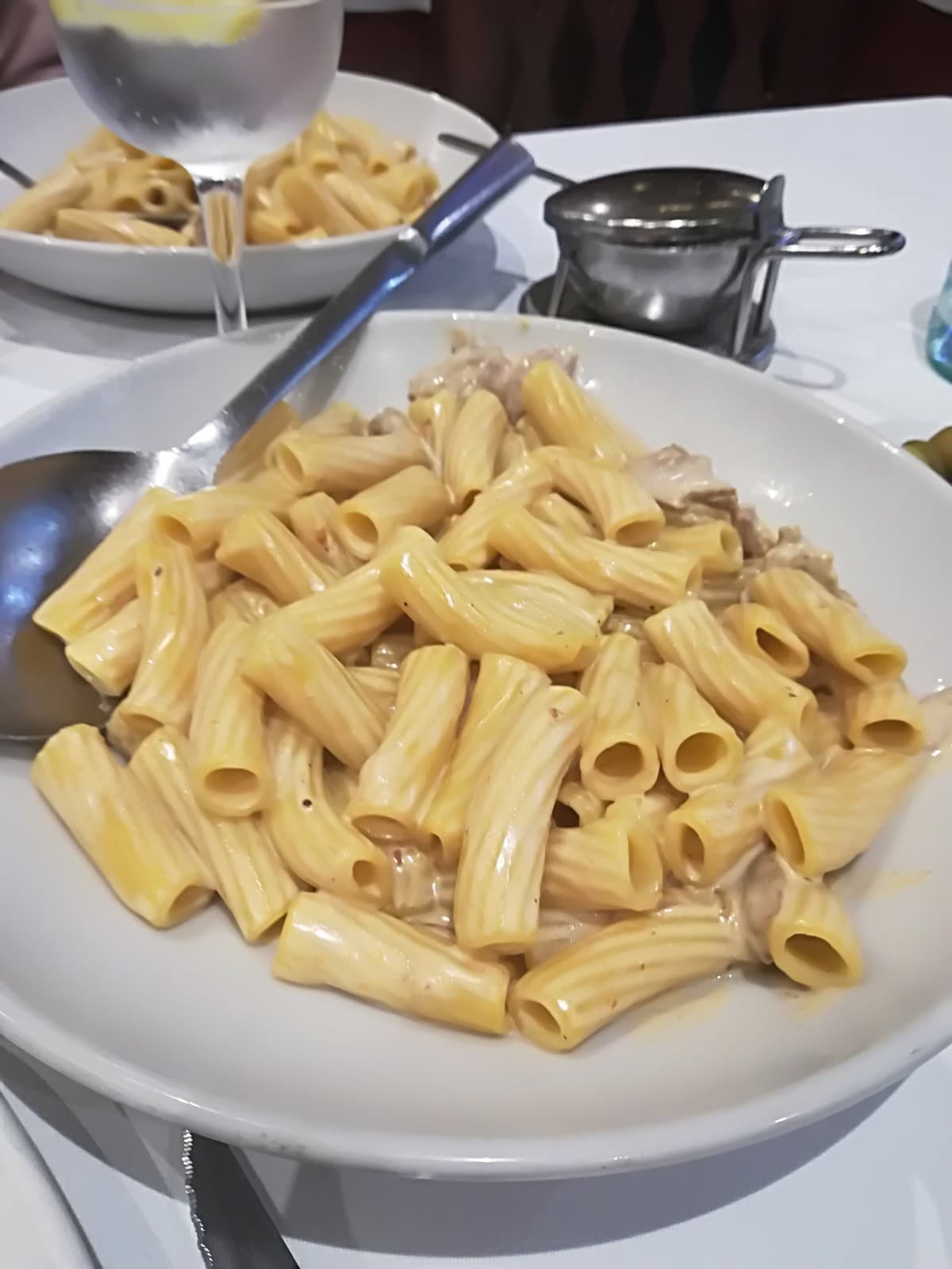 Pasta, funghi di tartufi, impasto d'uova, panna di funghi porcini.