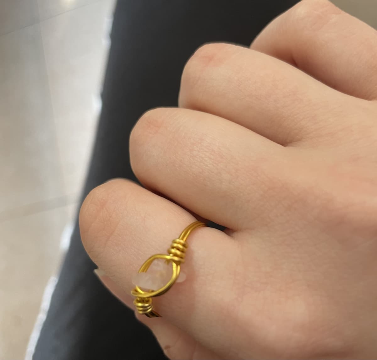 Mi hanno regalato quest’anello, ma mi sta largo. Penso che non lo metterò, non voglio perderlo. Mi devo preparare al “non apprezzi i regali che ti faccio” di mia zia 