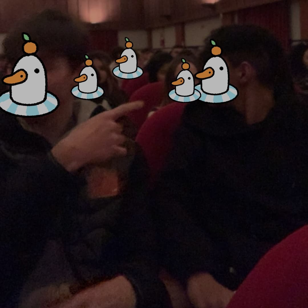 siamo entrati al cinema fatti 🥰 il bro si era messo a fare bottle flip con il mogu