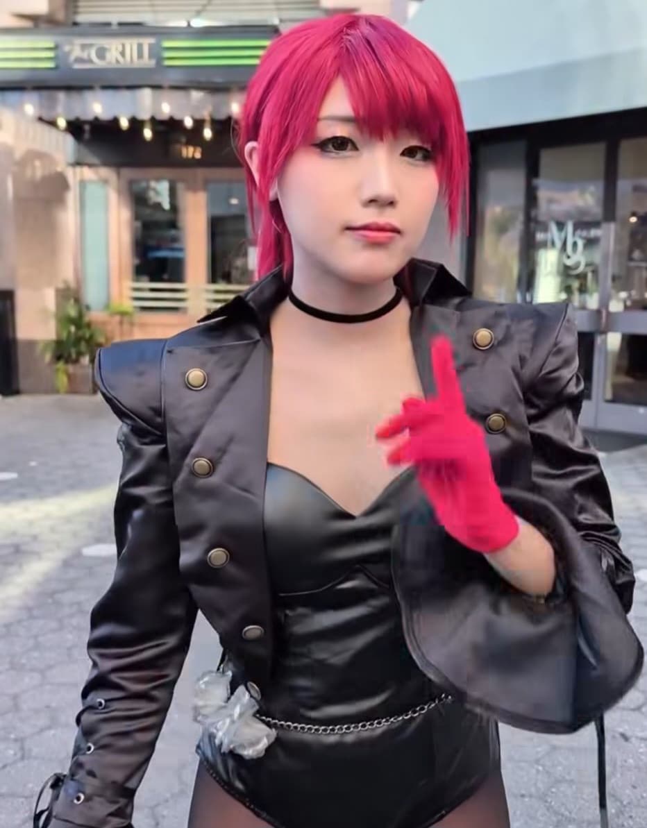 Mi sono segato più volte su questa cosplayer, non sapendo che in realtà fosse un maschio, che vita di merda