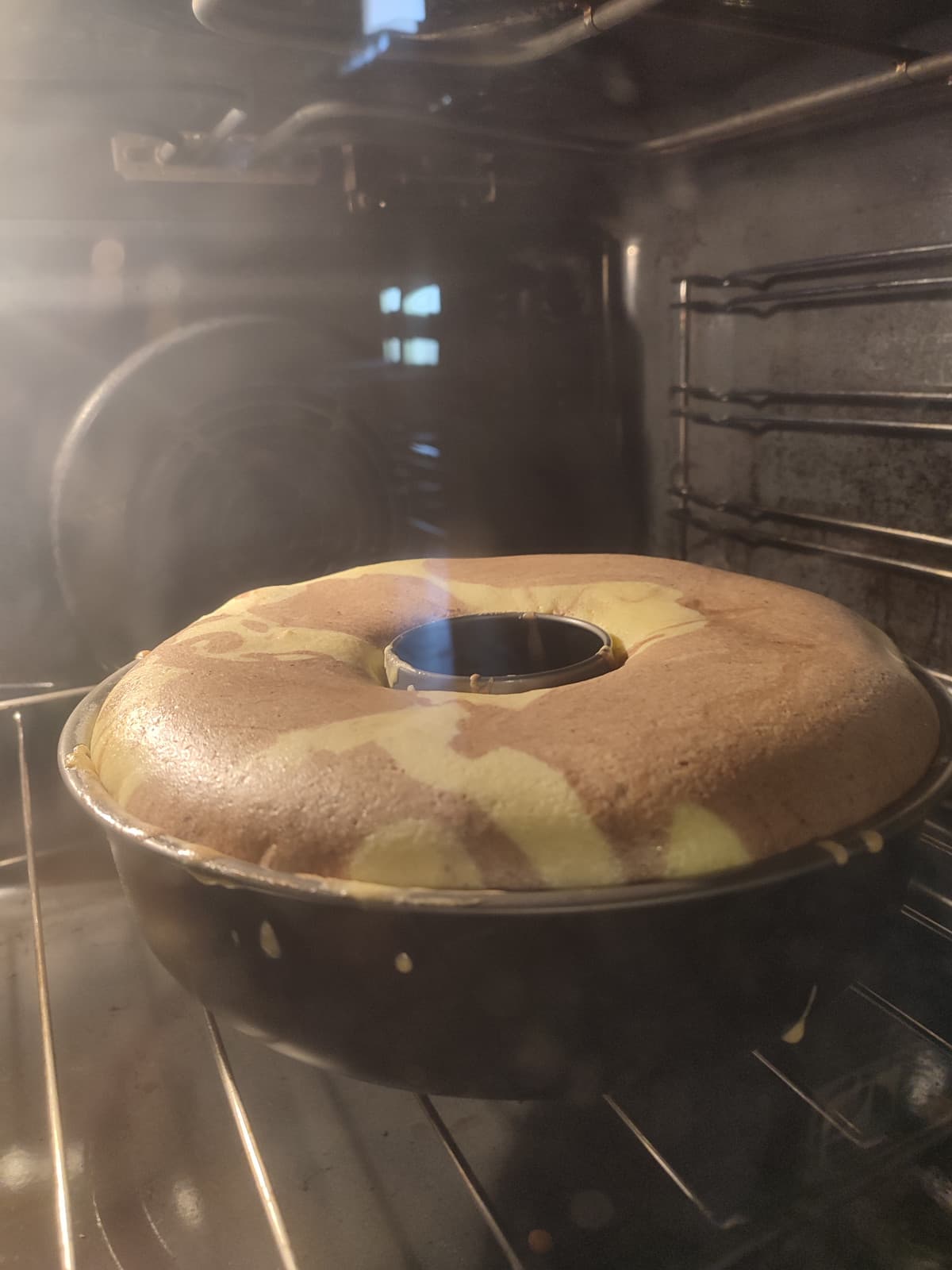 La paura che si sgonfi se apro il forno è altissima, però non sembra ancora pronto quindi mi limito ad aspettare ancora un po' 