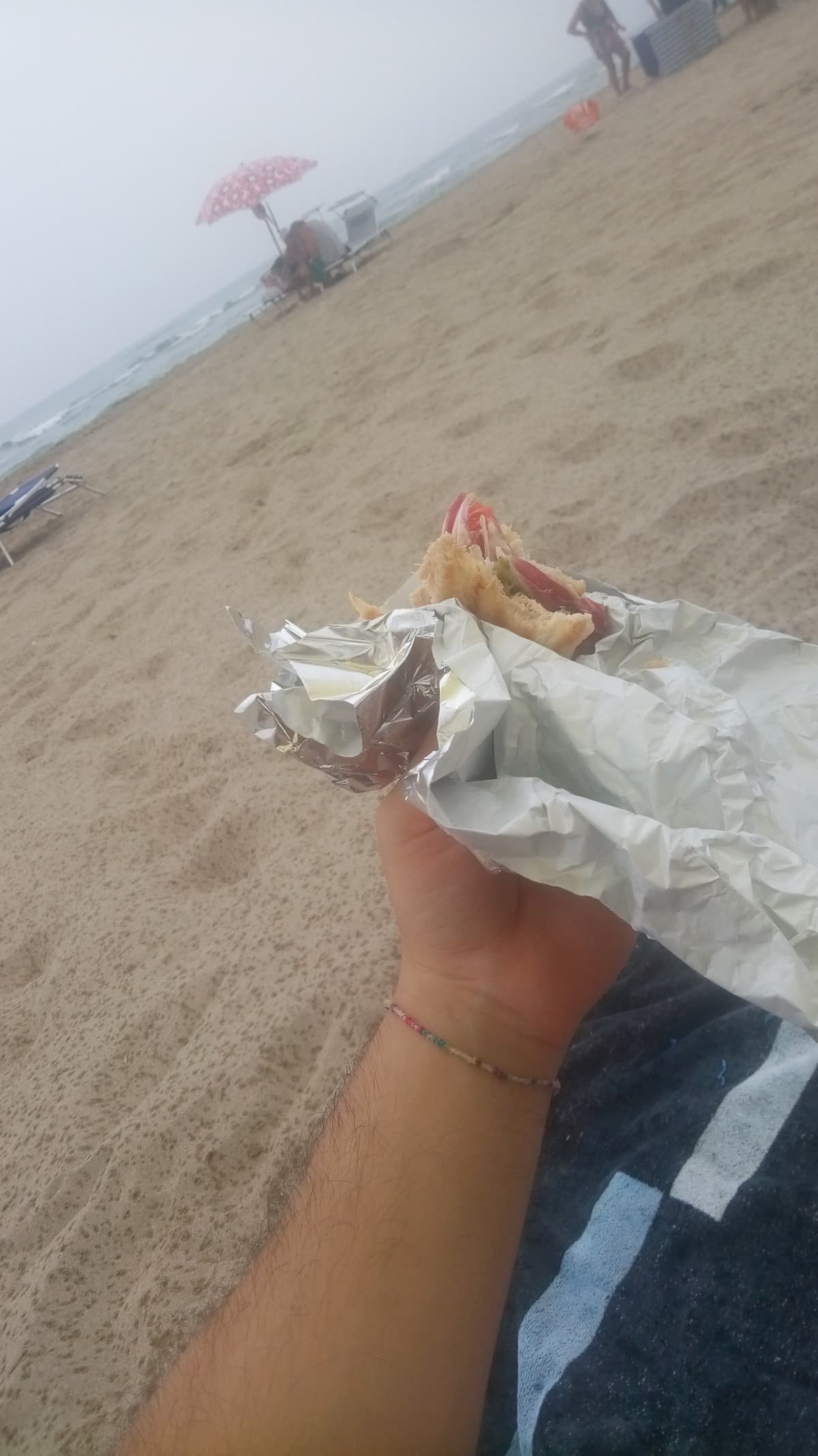 Bella giornata per andare al mare, quasi non si sente la pioggia