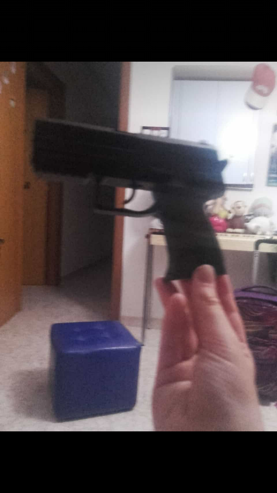 tHiS Is hOW You HolD a PiSTol