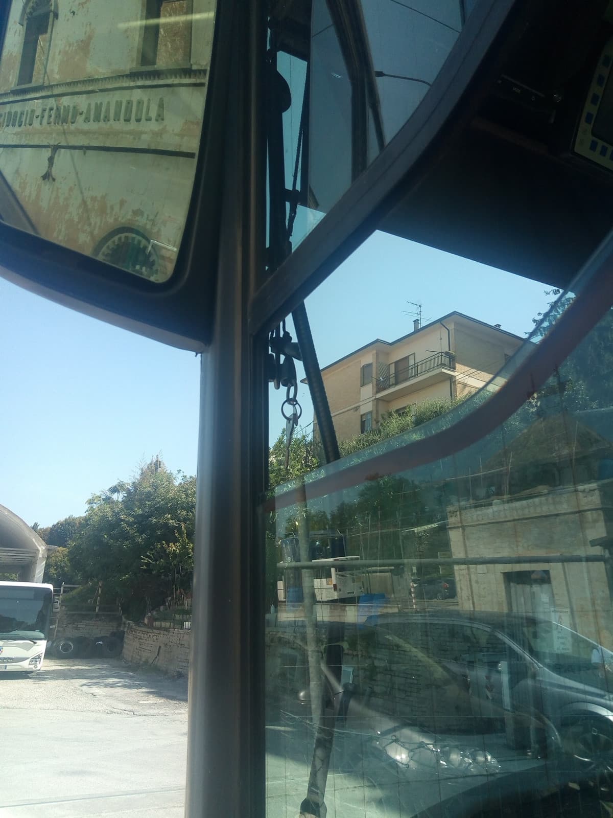 Per voi se prendo quella chiave cosa ci posso aprire del autobus 