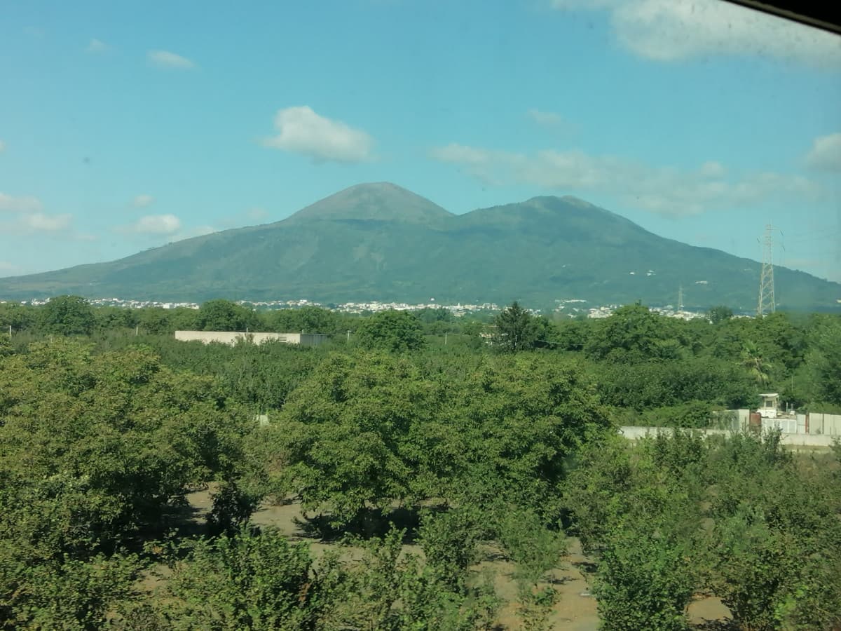 We raga sto andando a Napoli, guardate o' Vesuvio