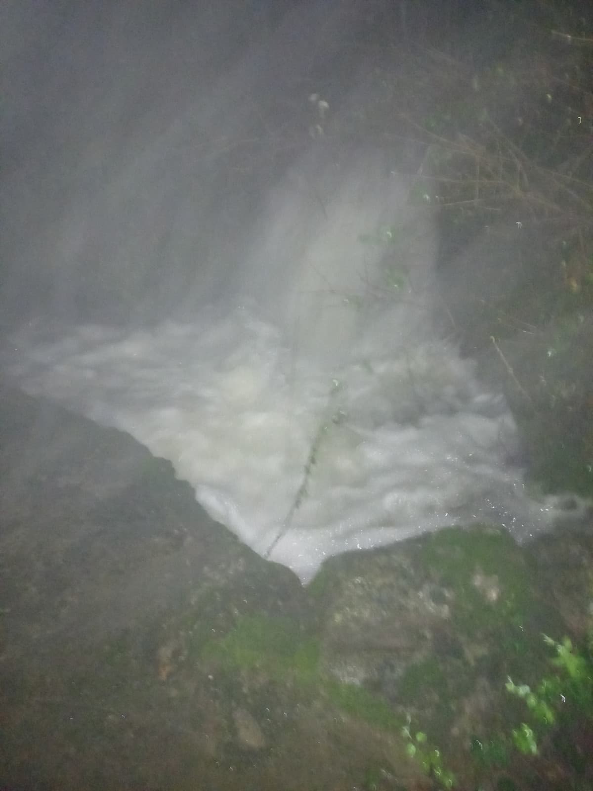 Sono andato a fare una passeggiata dietro casa mia e viste le recenti piogge, la mini cascata si è fatta vigorosa