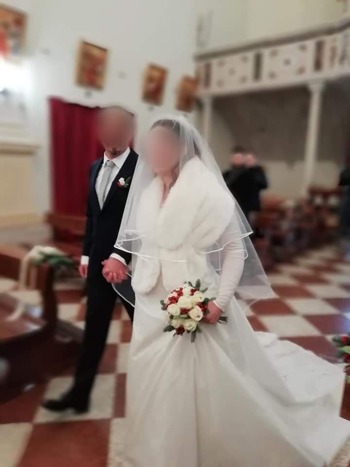 Mio papà che mi manda questa foto di lui che mi accompagna all'altare per farmi gli auguri per l'anniversario ❤️