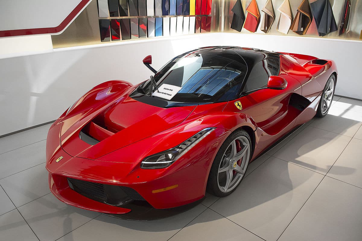 Ferrari LaFerrari. Motore V12 da 6.2L insieme ad un motore elettrico le conferiscono 963CV ed una velocità massima di oltre 360KmH