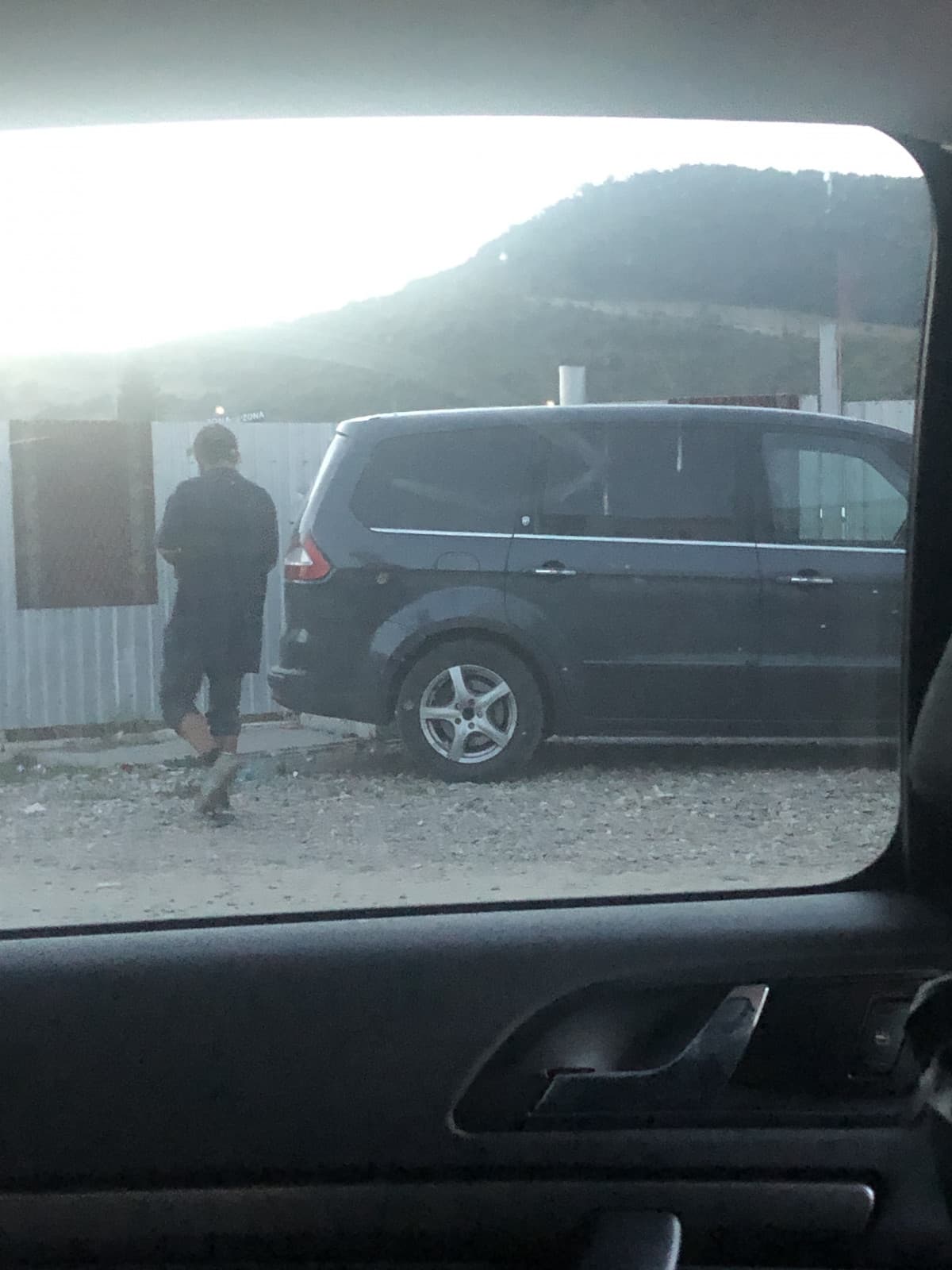 Quel uomo si stava drogando con una busta di plastica in cui soffiava 