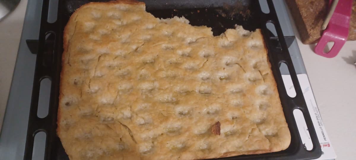 Oggi ho fatto la focaccia, venuta buona ma dovevo stenderla un po meno 🤣