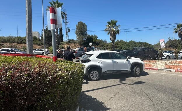 Attentato a nord di Tel Aviv, ucciso un 35enne. Il responsabile sarebbe un arabo israeliano. Che Israele si stia sgretolando da sola al suo interno?