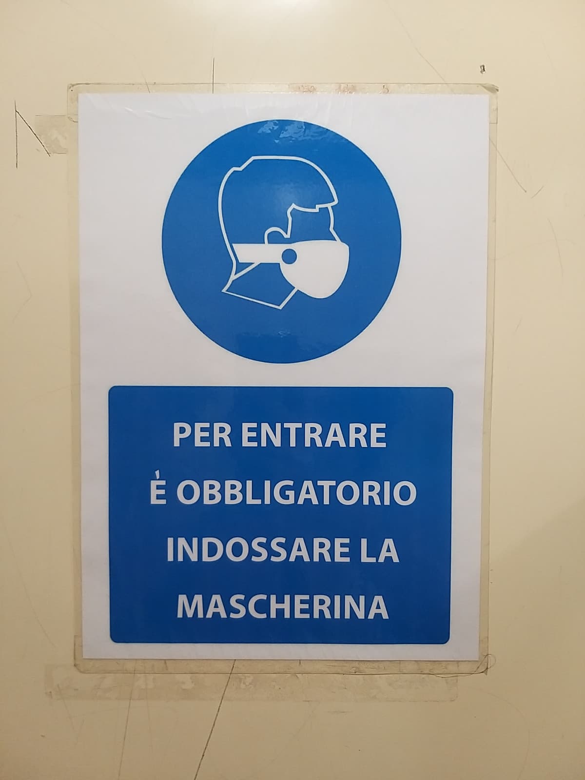 Press F per tutti quei cartelli che indicano l'obbligo di mascherina che ormai non segue più nessuno