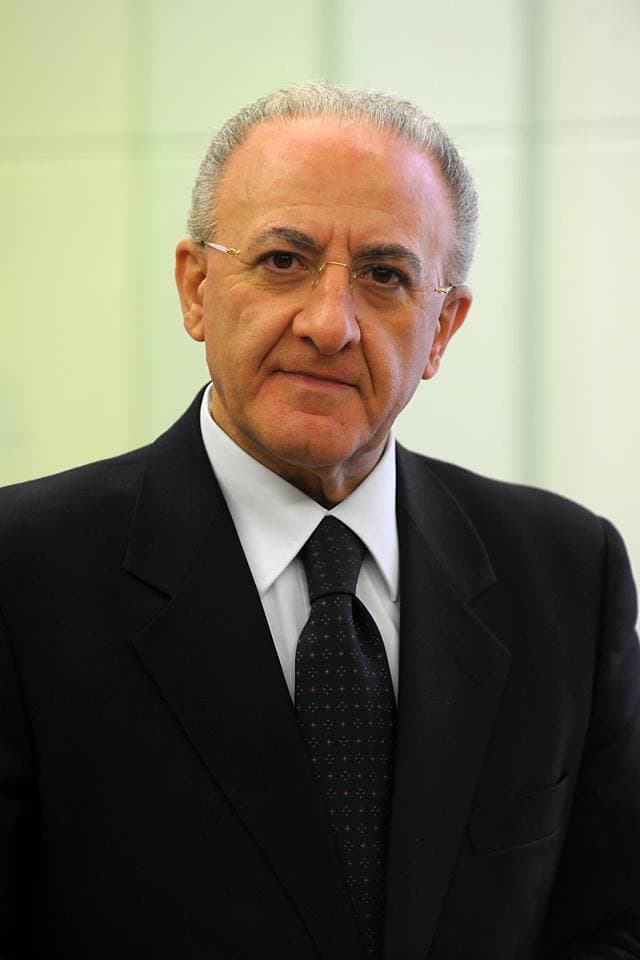 Signore, signori, cani e gazzelle, ecco a voi il politico che più ammiro in Italia. Il grande De Luca. 