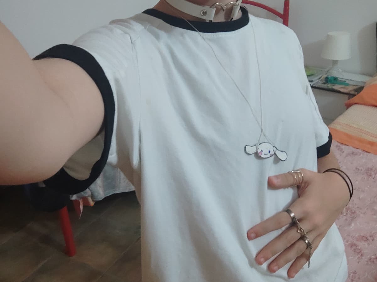 fit. ho trovato un top che mi fa praticamente da binder, indossandolo sono totalmente piatto ed è bellissimo? anyway GUARDATE LA COLLANA DI CINNAMONROLL FATTA DA ME