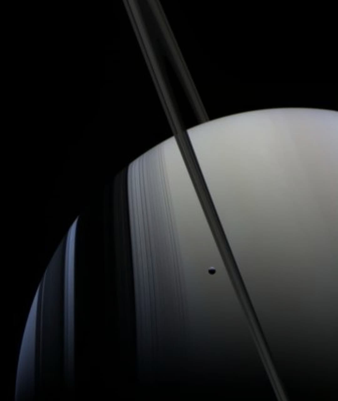 Saturno con il suo satellite naturale Teti