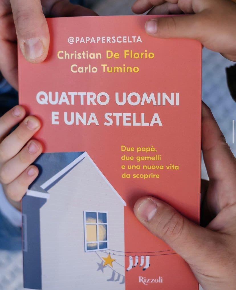 Vorrei comprare questo libro perché sono pro persone lgbt. Ma ho paura che mia madre lo trovi e mi stacchi la testa… perché lei è molto omofoba. Poi a casa mia e in camera mia impossibile nascondere le cose senza che lei le trova. Consigli?