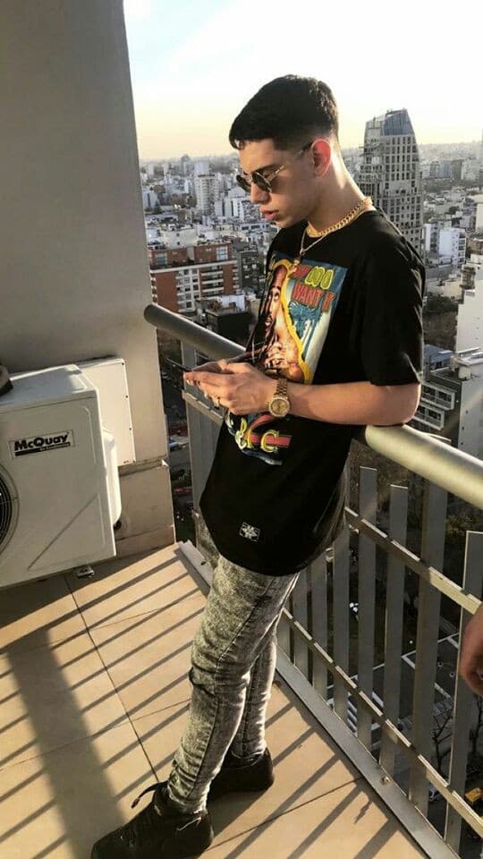 Ho appena scoperto che Ecko segue Sfera . No ceh- fermate il gioco- Un t/rapper argentino che segue uno dei più seguiti trapper d'Italia WTF 