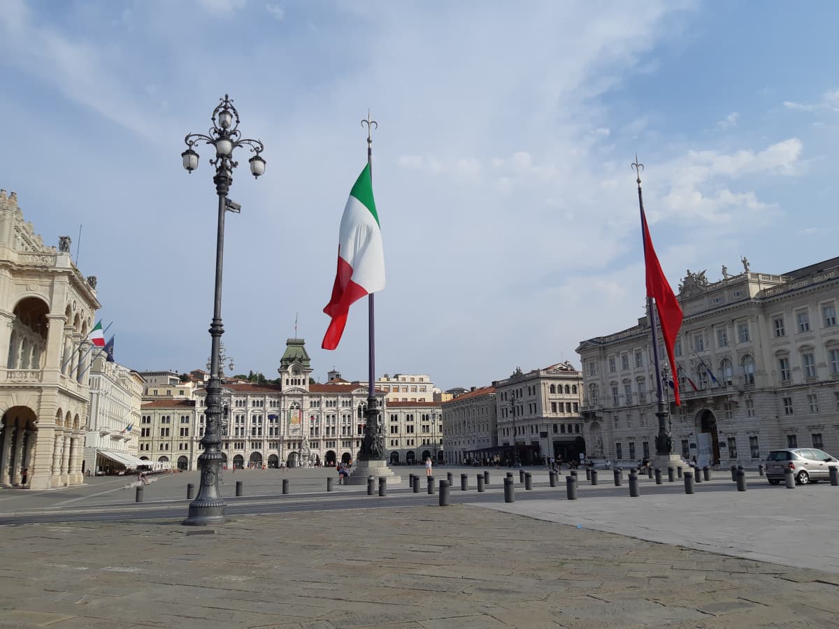 Trieste, città piena di bandiere italiane. Inoltre è molto caratteristica, racchiusa strettamente tra il mare e la montagna. Davvero carina, tranquilla e ridente (queste bandiere comunque erano enormi)