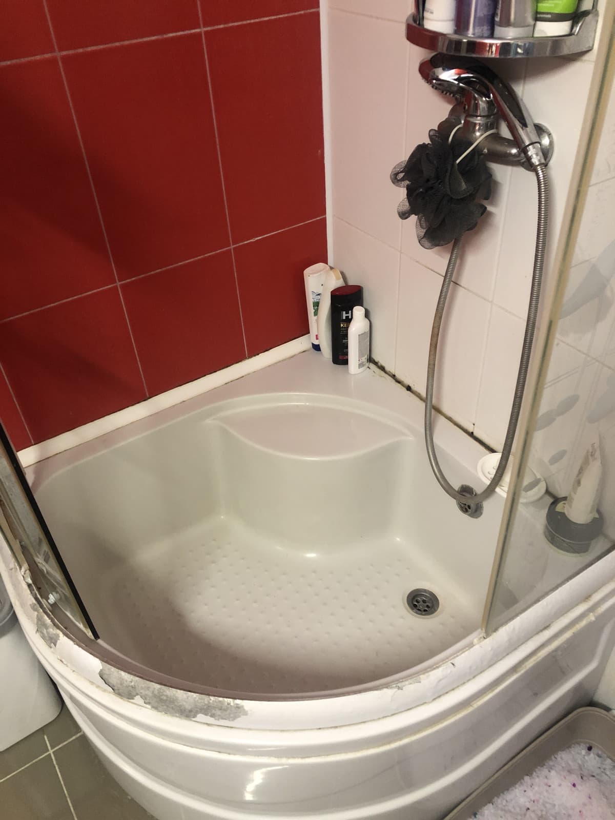 Non mi sento bene raga aiuto sono in bagno e mi è venuta la nausea per favore state con me ho bisogno di voi 