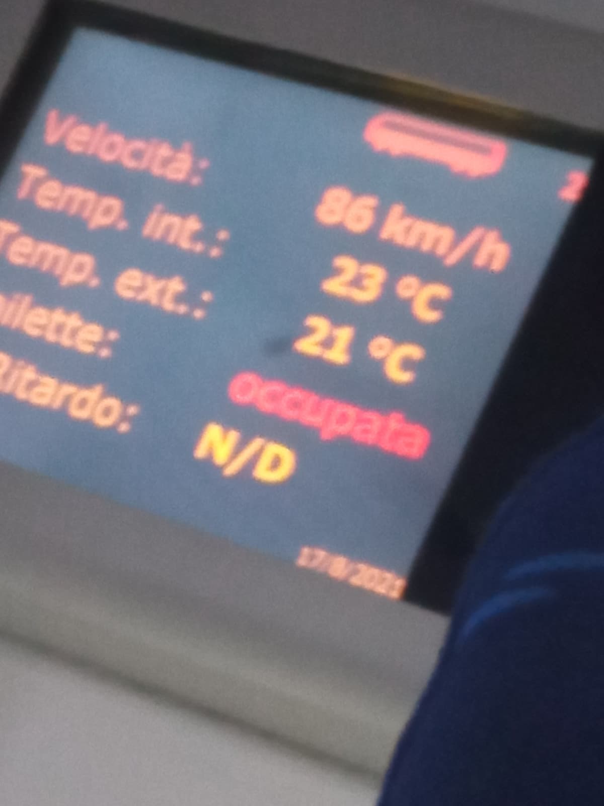 Io sono salito su sto treno del cazzo che c'erano 31 gradi e il sole, com'è che ora ce ne sono 21 