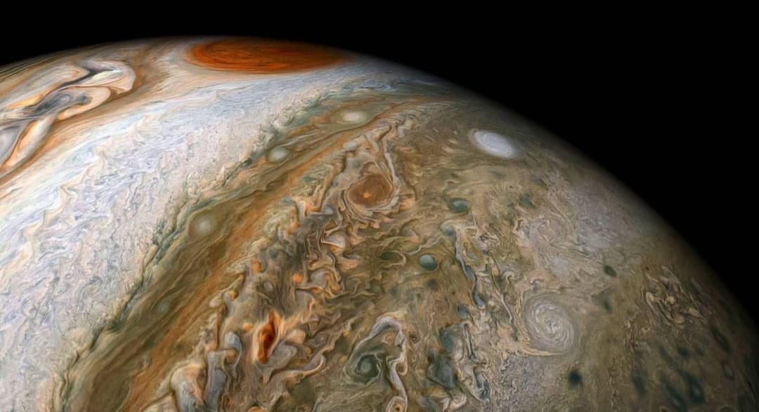 Un bello scatto di Giove fatto dalla sonda juno, la vedere quella macchia rossa in alto? Bene è una tempesta che dura da 400 anni ed è più grande della Terra, voi riuscite a immaginarvi una tempesta più grande del nostro Pianeta? Io no