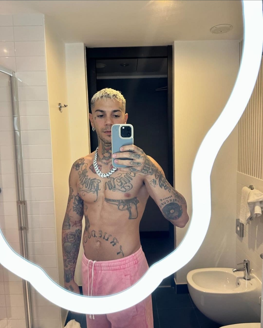 Che schifo Emis Killa comunque è davvero troppo brutto come gli viene di cantare senza camicia cioè ew brutto osceno spero non lo faccia mai più schif