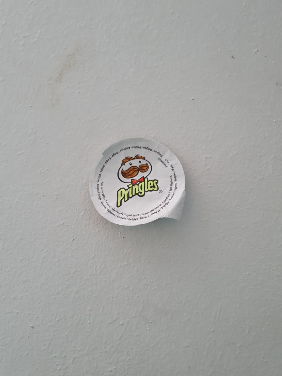 C'era un buco nella parete della classe, cosí oggi dopo aver mangiato le Pringles, ci ho appiccicato "l'etichetta" sopra☻