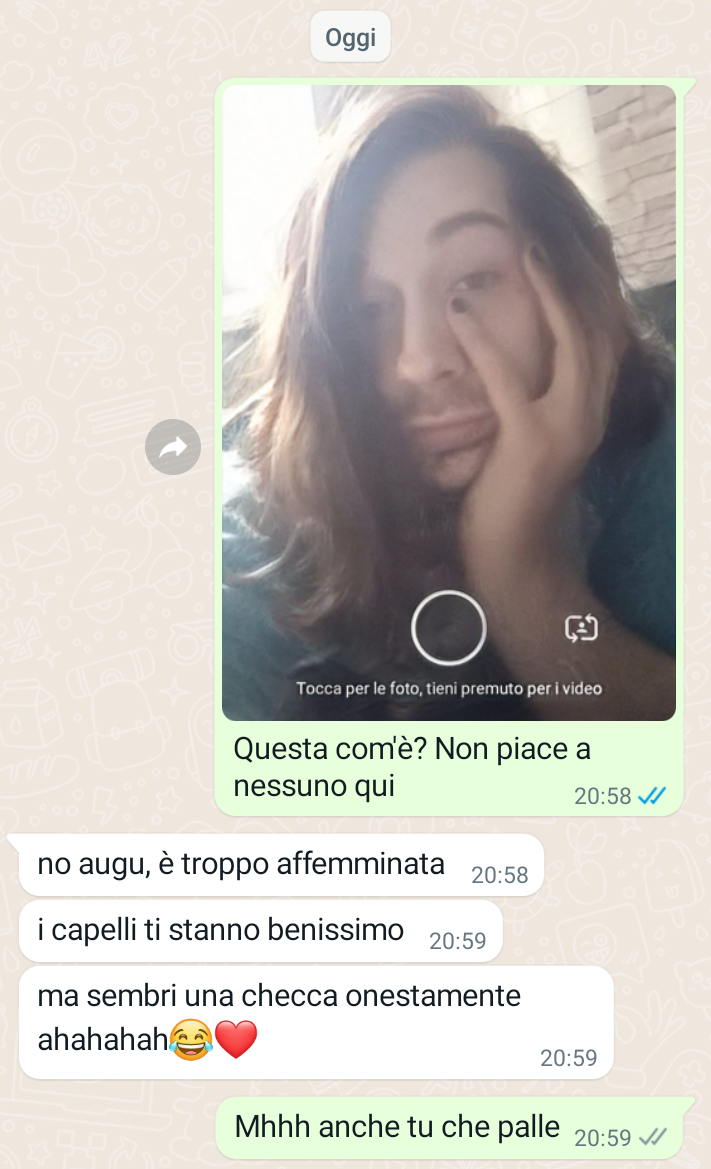 Cioè a nessuna persona che conosco piace la mia foto, a me piace è la mia preferita quindi frega cazzi. Ma poi perché tutti con "Quel dito in faccia Sembri una fighetta" ? Si ok non sembra virile ma la virilità non serve un cazzo. A che serve?